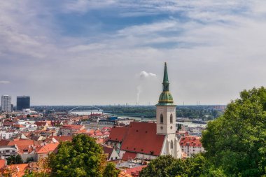 St. Martin Katedrali ile Bratislava şehrinin manzarası.