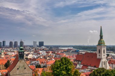 St. Martin Katedrali ile Bratislava şehrinin manzarası.