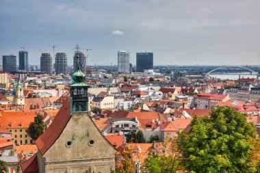 St. Martin Katedrali ile Bratislava şehrinin manzarası.