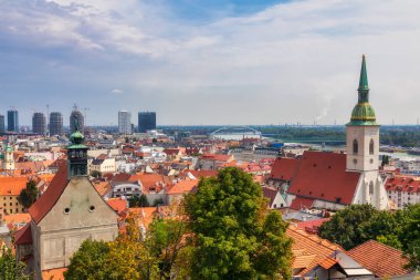 St. Martin Katedrali ile Bratislava şehrinin manzarası.