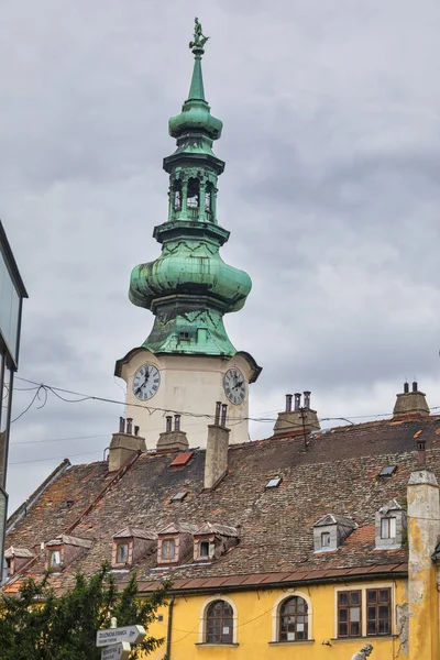 Башня Михайловских ворот в Братиславе — стоковое фото