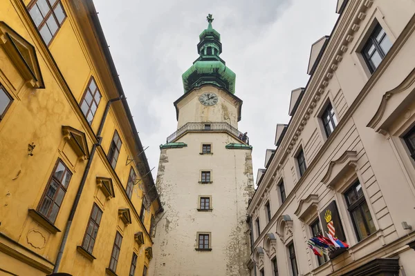 Middelalderens Saint Michael Gate-tårn i Bratislava – stockfoto