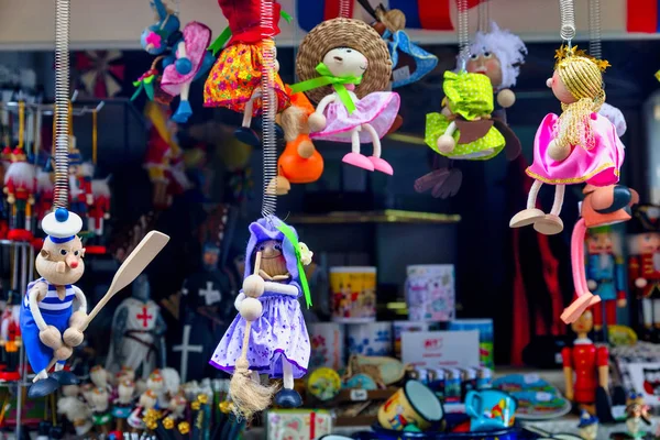 Sluitingen van decoratieve objecten verkocht in een souvenirwinkel in de ba — Stockfoto