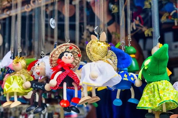 Primer plano de los objetos decorativos vendidos en una tienda de recuerdos en la ba — Foto de Stock