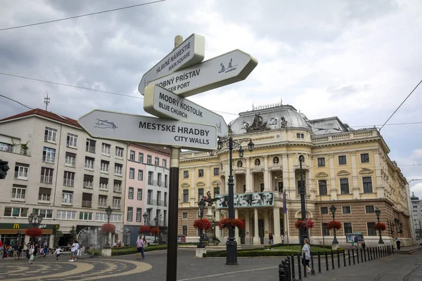 Blick auf antike Gebäude in der Altstadt Bratislava, Slowakei — Stockfoto