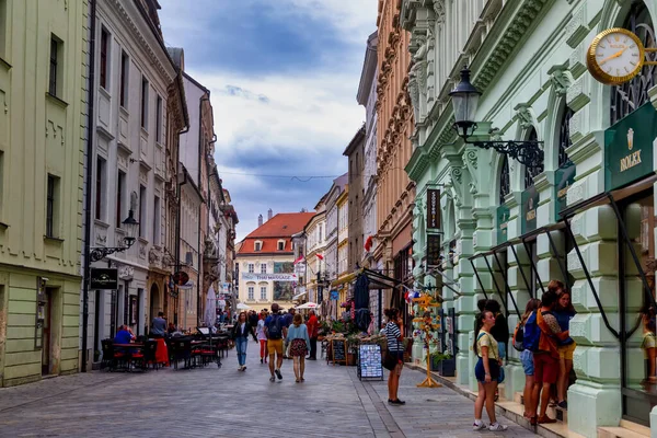 Blick auf antike Gebäude in der Altstadt Bratislava, Slowakei — Stockfoto