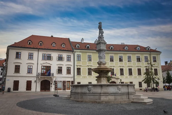 Vista antigua del edificio en el casco antiguo de Bratislava, Eslovaquia — Foto de Stock
