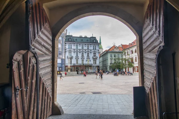 Blick auf antike Gebäude in der Altstadt Bratislava, Slowakei — Stockfoto