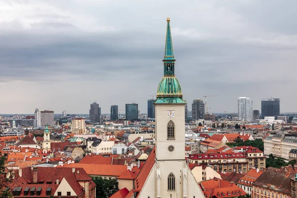 Blick auf die Stadt Bratislava mit St. Martin 's Cathedral. — Stockfoto