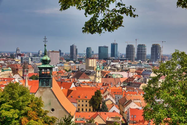 Vista sulla città di Bratislava con la Cattedrale di San Martino . — Foto Stock