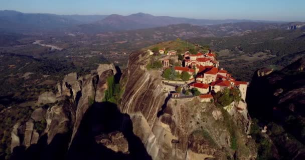 ギリシャトリカラ カラバカ近郊のメテオラの崖の上にある大気象修道院からの空中風景 — ストック動画