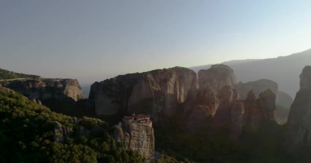 Widok Lotu Ptaka Klasztoru Rousanou Szczycie Klifu Miejscowości Meteora Koło — Wideo stockowe