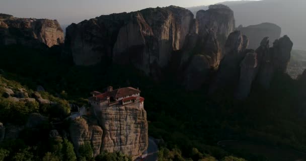 希腊特里卡拉Kalabaka附近Meteora悬崖顶上的Rousanou修道院的空中景观 — 图库视频影像