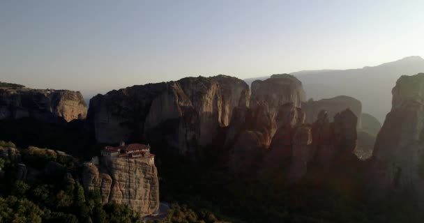 ギリシャトリカラ カラバカ近郊のメテオラの崖の上にあるルサノー修道院からの空中風景 — ストック動画