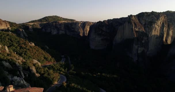 ギリシャトリカラ カラバカ近郊のメテオラの崖の上にあるルサノー修道院からの空中風景 — ストック動画