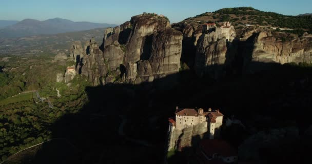 Widok Lotu Ptaka Klasztoru Rousanou Szczycie Klifu Miejscowości Meteora Koło — Wideo stockowe