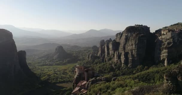 Widok Lotu Ptaka Klasztoru Rousanou Szczycie Klifu Miejscowości Meteora Koło — Wideo stockowe
