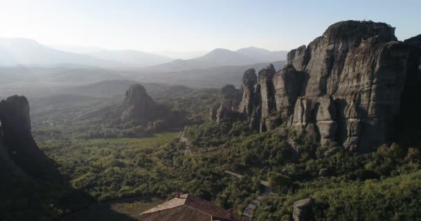 ギリシャトリカラ カラバカ近郊のメテオラの崖の上にあるルサノー修道院からの空中風景 — ストック動画