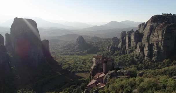 Kalabaka Trikala Yunanistan Yakınlarındaki Meteora Daki Uçurumun Tepesindeki Rousanou Manastırı — Stok video