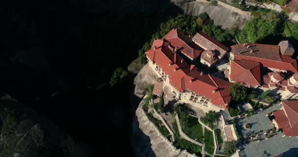 Yunanistan Trikala Kalabaka Yakınlarındaki Meteora Daki Uçurumun Tepesindeki Varlaam Manastırı — Stok video