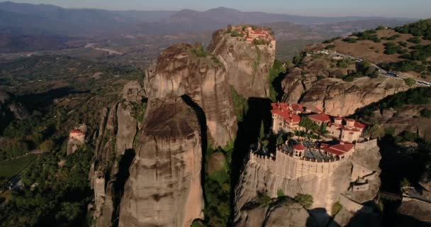 ギリシャTrikalaのKalabaka近くのMeteoraの崖の上にVarlaamの修道院からの空中ビュー — ストック動画