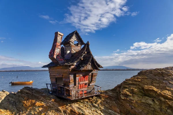 Handgemachtes altes hölzernes Miniatur-Berghaus am See — Stockfoto