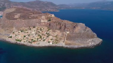 Yunanistan 'ın Peloponnese kentindeki eski Monemvasia kentinin havadan görünüşü. Monemvasia genellikle 