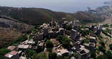 Hava manzaralı Vathia. Karakteristik kule evleriyle etkileyici geleneksel Mani köyü. Lakonia Peloponnese