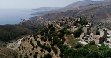 Hava manzaralı Vathia. Karakteristik kule evleriyle etkileyici geleneksel Mani köyü. Lakonia Peloponnese