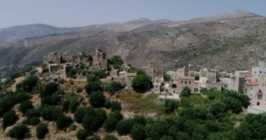 Hava manzaralı Vathia. Karakteristik kule evleriyle etkileyici geleneksel Mani köyü. Lakonia Peloponnese