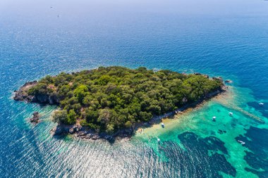 Agia Paraskeui Sahili yakınlarındaki ıssız bir adanın havadan görünüşü.