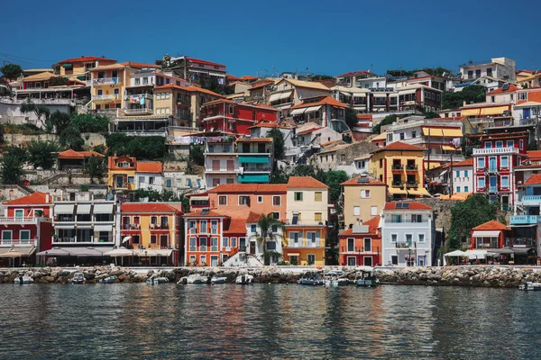 Krásné barevné pobřežní město Parga v Řecku, Epirus — Stock fotografie