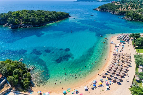 Αερομεταφερόμενο drone bird 's eye view of Agia Paraskeui Beach με tur — Φωτογραφία Αρχείου