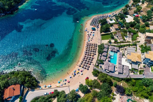 Vista aérea de la playa de Agia Paraskeui con tur — Foto de Stock