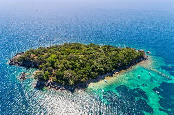 Agia Paraskeui Sahili yakınlarındaki ıssız bir adanın havadan görünüşü. — Stok fotoğraf