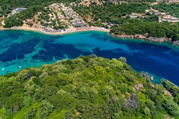 Vista aérea de la playa de Agia Paraskeui con tur —  Fotos de Stock