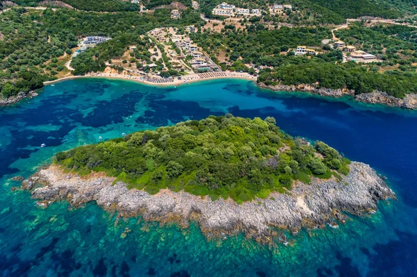 Vista aérea de la isla deshabitada cerca de Agia Paraskeui Beach w —  Fotos de Stock