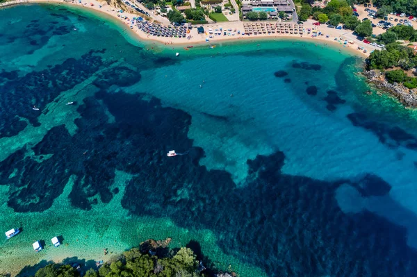 Αερομεταφερόμενο drone bird 's eye view of Agia Paraskeui Beach με tur — Φωτογραφία Αρχείου