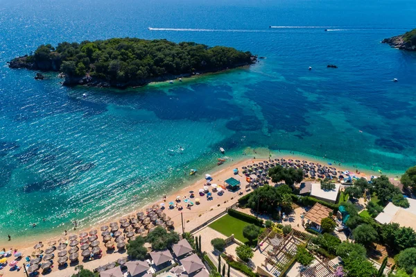 Vista aérea de la playa de Agia Paraskeui con tur —  Fotos de Stock