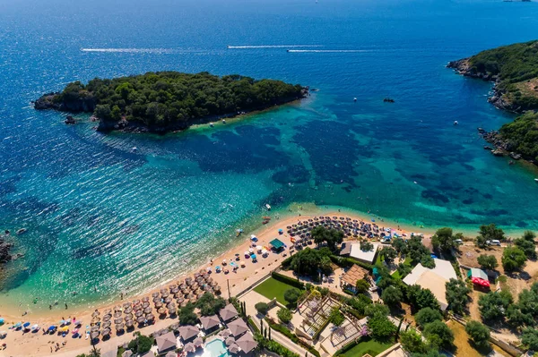 Αερομεταφερόμενο drone bird 's eye view of Agia Paraskeui Beach με tur — Φωτογραφία Αρχείου