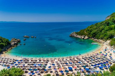 Sarakiniko Sahili 'nin turkuaz görünümlü hava aracı. 