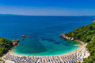 Sarakiniko Sahili 'nin turkuaz görünümlü hava aracı. 