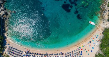 Sarakiniko Sahili 'nin turkuaz görünümlü hava aracı. 