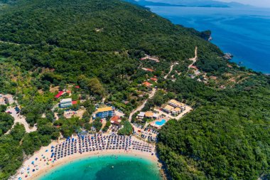 Sarakiniko Sahili 'nin turkuaz görünümlü hava aracı. 