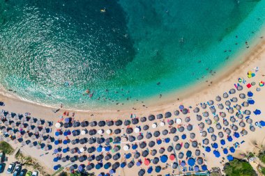 Sarakiniko Sahili 'nin turkuaz görünümlü hava aracı. 