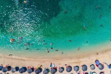 Parga bölgesinde turkuaz deniz bulunan Sarakiniko Sahili 'nin havadan görüntüsü.