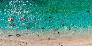 Parga bölgesinde turkuaz deniz bulunan Sarakiniko Sahili 'nin havadan görüntüsü.