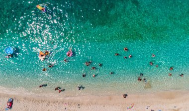 Parga bölgesinde turkuaz deniz bulunan Sarakiniko Sahili 'nin havadan görüntüsü.