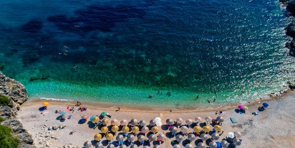 Vista aérea do olho do pássaro drone de Mega Drafi Beach com turquesa — Fotografia de Stock