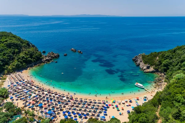 Flygdrönare fågelperspektiv Sarakiniko Beach med turkos — Stockfoto